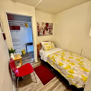 Tiny Private At The Upper Level Of A Big House With Shared Bathroom Seattle
